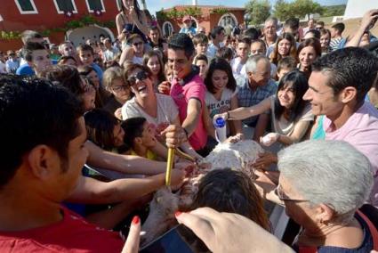 Gentada. El Lloc Nou fou punt de trobada de més d’un centenar de persones amb ganes de presenciar la primera rentada del Be. Els petits de la casa van poder col·laborar en la tasca, fet que va provocar molts somriures i moltes alegries. - Paco Sturla