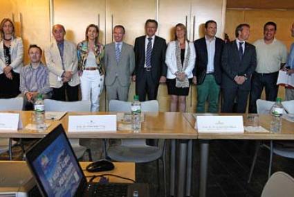 Mesa. Carlos Delgado se reunió ayer con los ediles menorquines en la segunda Mesa de Alcaldes por el Turismo celebrada en el Consell - Mesa. Carlos Delgado se reunió ayer con los ediles menorquines en la segunda Mesa de Alcaldes por el Turismo celebrada en el Consell