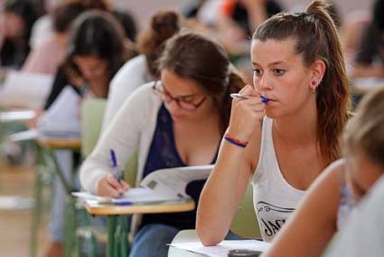 Mirada. Una estudiante pensando la mejor respuesta - Gemma Andreu