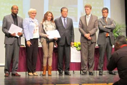 Acte. La professora Verónica Arellano (en el centre) rebent el diploma - V.A.