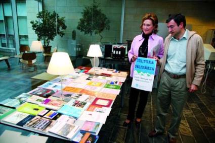 Campaña. Baíllo en 2012, durante la campaña de venta de libros editados por el Consell a un euro - Archivo