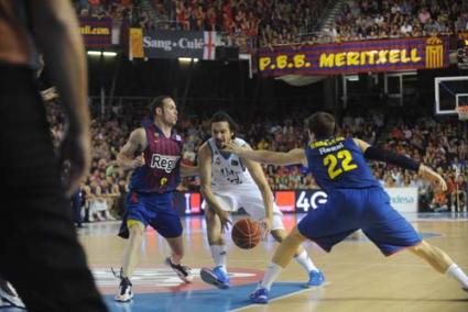 Sergio Llull. Penetración del base mahonés con la oposición de Huertas y Rabaseda - Archivo