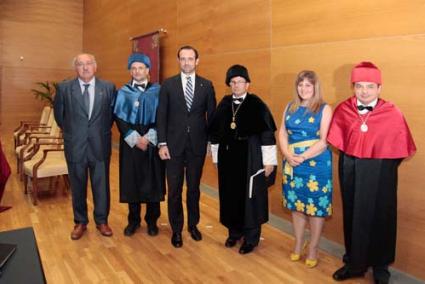 Acto. Huguet junto a Bauzá, Camps y varios académicos de la UIB - pgib