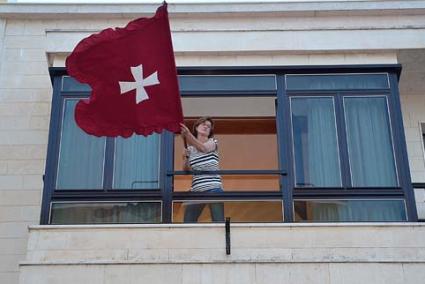 Ovació. Margarita Moll va rebre els aplaudiments d’un nombrós públic en despenjar la bandera - Paco Sturla