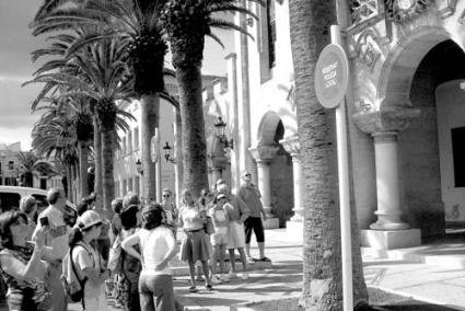 Excursiones. La norma vigente obliga a contar con un guía oficial en las visitas a yacimientos, santuarios y cuevas, entre otros espacios - Archivo