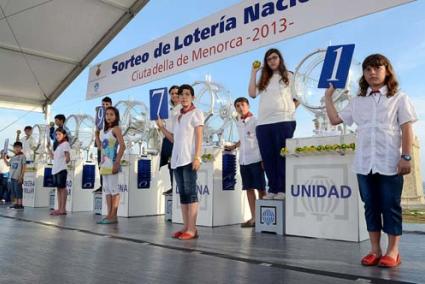 Ensayo. Los niños de San Ildefonso, expertos en el funcionamiento del sorteo, ayudaron a sus compañeros menorquines para que, juntos, den hoy la alegría a los premiados - Paco Sturla