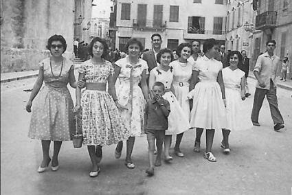 Ciutadella 24 de junio 1958, el fotógrafo Hernando inmortalizó frente a la Catedral a este grupo de siete jóvenes deseosas de acudir al Borne. Encabezada a la izquierda por Janette, la número cuatro es Sita, Magdalena, esta servidora ¿? Y sintiéndolo mucho no recuerdo al niño, ni si el joven de detrás era un sígueme pollo de alguna de ellas (archivo Margarita Caules)