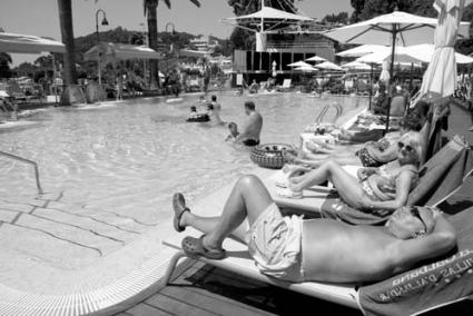 Turistas. Suecos y holandeses, junto a otros turistas del norte europeo, comienzan a valorar Menorca - Archivo