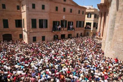 Un mar de gent. La plaça de la Catedral i carrers dels voltants van quedar atapeïts de multitud, amb la il·lusió de poder assistir i sentir el primer toc de tambor i fabiol - Javier