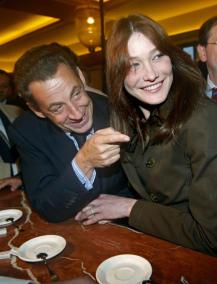 Nicolas Sarkozy y su esposa Carla Bruni-Sarkozy visitan un mercado de abastos en París.