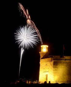 Fuegos. Ciutadella dijo adiós a sus fiestas como marca la tradición, inundando el cielo de llamativos colores y espectaculares figuras - Paco Sturla