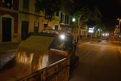 Neteja. Poc després de les tres de la matinada, les màquines ja netejaven els carrers del centre - Paco Sturla