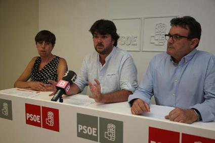 PSOE. Joana Barceló, Vicenç Tur y Joan Marqués, ayer en la sede socialista de Maó - Javier