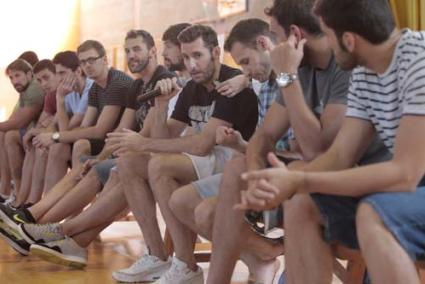 Juntos. Los integrantes de la selección Balear, junto con las autoridades y el cuerpo técnico, posaron para los medios antes de atender a los aficionados - diario de mallorca