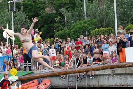 activitats refrescants. El joc des Capellet, la travessada al port nedant, el teatre i les actuacions musicals van fer de la nit de Sant Pere una gran jornada de festa - Gemma Andreu