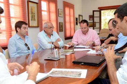 Reunión. Técnicos del Govern y del Consell estuvieron ayer en Ciutadella para tratar el tema de la estación - Paco Sturla