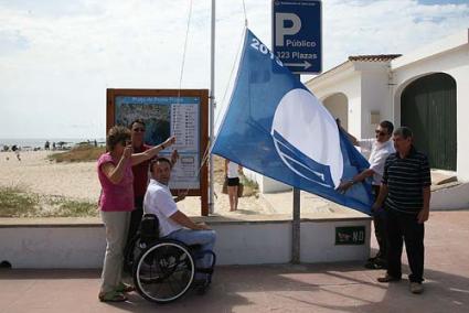 Colocación. El alcalde de Sant Lluís estuvo presente en el izado de la bandera - Javier