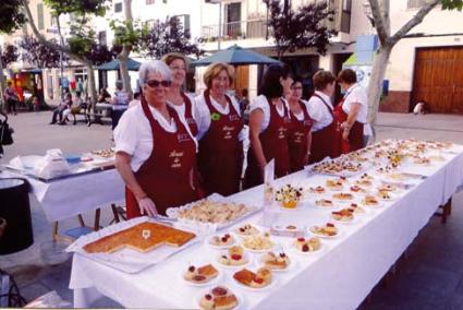 Con las manos en la masa. La Asociación de Amas de Casa de Alaior ofreció degustaciones típicas en una nueva edición del Mercat de Nit muy animada - Gemma Andreu