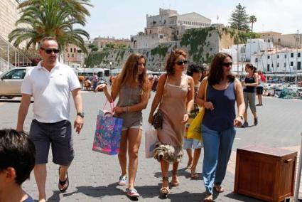 Bienvenidos. El Ayuntamiento de Ciutadella montó en el puerto antiguo una mesa con información turística - Gemma Andreu