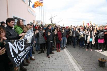 Protestas. El puerto ha vivido varios conflictos. En la imagen, manifestantes contra el vertido del dragado previsto por Autoridad Portuaria - Archivo