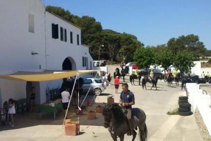 Subaida. Els caixers i cavallers van ser obsequiats pel propietari del lloc, Matías Montañés, amb un típic berenar menorquí - AA