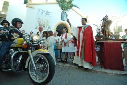 Ambient de festa. El poble honrà el seu patró al pas de la processó i centenars de vehicles van ser beneïts pel capellà Llorenç Sales, per tenir la protecció de Sant Cristòfol - Gemma Andreu