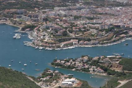 Puerto de Maó. Los ayuntamientos de Maó y Es Castell negocian con Autoridad Portuaria para que abone el IBI de todas las concesiones - Archivo