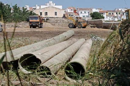 Obras. Movimiento de tierras de un parking que tendrá el pavimento de gravilla con viales asfaltados - Gemma Andreu