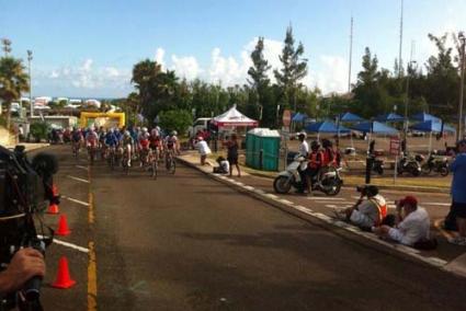 Triatlón. Los triatletas a la salida de la prueba a nado, se dirigen a tomar las bicicletas - iga menorca