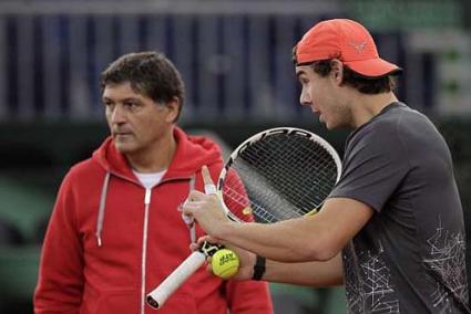 Toni y Rafa Nadal. Entrenador y jugador, tío y sobrino mantienen una relación que arroja un saldo exitoso. Las instrucciones del primero han sido fundamentales para el desarrollo del talento innato del segundo - Archivo