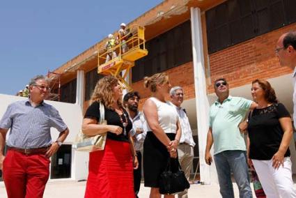 La consellera Joana Maria Camps visitó ayer las obras de rehabilitación de la cornisa del Colegio Mateu Fontirroig de Maó. - Gemma Andreu