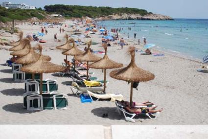 Sant Tomàs. La principal playa de Es Migjorn Gran es limpiada este año por FCC - Archivo