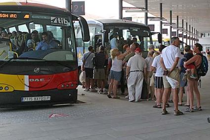 Viajeros. Más de 2,6 millones de personas utilizaron en 2012 el transporte público en Menorca - Archivo