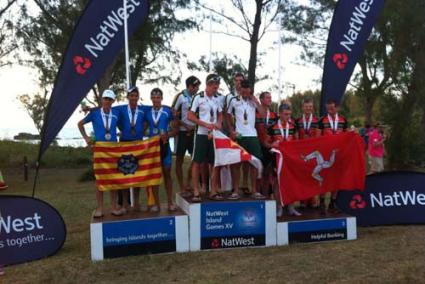 Menorca. Diego Escudero, Kamal El Hihioui y Pere Timoner, en el segundo escalón del podio de la prueba por equipos, con la bandera de Menorca - p.t.