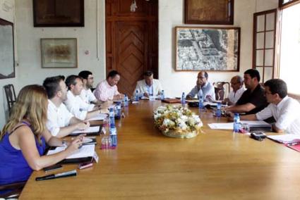 Junta de alcaldes. Se celebró ayer por la mañana en el Ayuntamiento de Ciutadella, presidida por Santiago Tadeo - Jaume Fiol