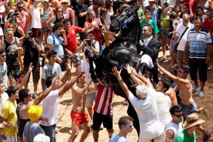 Espectacle. Caixers i cavalls van demostrar novament les seves habilitats en una plaça plena, encara que no tant com el dia anterior. Allà, sota els serrells moguts per una brisa calorosa i al ritme de la música, es van veure bots i arronsades que van fer gaudir tothom de la festa. - Jaume Fiol