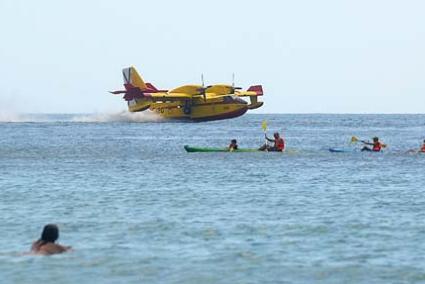 Avión anfibio abasteciéndose de agua junto a la playa de Sant Tomàs - Paco Sturla