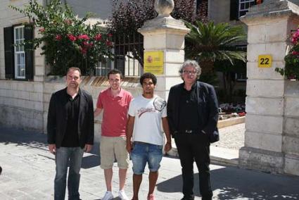 Encuentro. Joan Lladó, Albert Pons, Carles Nicobara y Joan Tardà ayer, en la Plaza Miranda de Maó - Javier