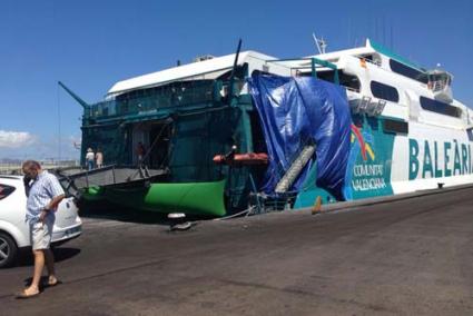 Barco. La imagen, tomada ayer al mediodía en el puerto de Alcúdia, muestra la parte afectada por el incendio en el fast ferry Jaume I - Fotos S. Tejada