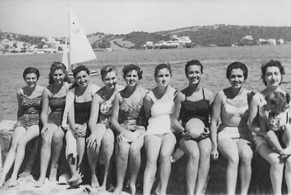 Jamás se ha vuelto a repetir esta imagen de tantas sirenas frente a Corea, hoy sus cuerpos se embadurnarían de gasolina y petróleo mientras la Policía Portuaria las multaría. Fotógrafo Lluís Valls (archivo Berto Fortuny)