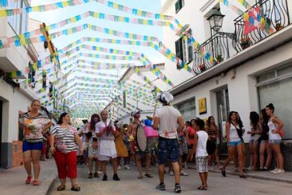 "Si yo tuviera una escoba". La Banda de Música des Migjorn va oferir una altra de les seves estel·lars actuacions on no hi va faltar la bona música ni tampoc les disfresses, enguany de netejadores - Jaume Fiol