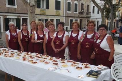 Éxito. La Amas de Casa, en la actividad "La cuina del formatge" del miércoles, en el Mercat de nit - A.A.