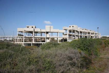 Obra. Desde que se paralizó en 2007 el Ayuntamiento ha ordenado varias veces el vallado de la zona, para evitar actos de vandalismo - Archivo