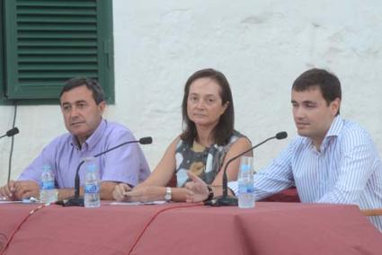 Es Mercadal. La jueza Purificación Pujol junto al juez Fernando Pinto Palacios y el alcalde Francesc Ametller - Paco Sturla