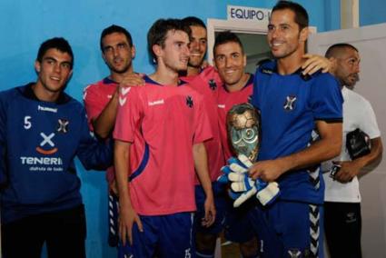 Sonríe. Guillem, el segundo por la izquierda ha participado activamente en la pretemporada y ganó el trofeo Teide ante el Rayo Vallecano - El Día - Tenerife