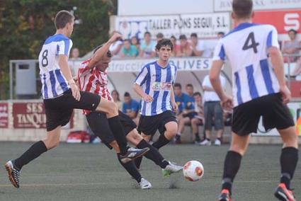 Berto Vaquero. El mediapunta de Ciutadella lideró al conjunto rojiblanco y aportó el 3-0 antes del descanso - Paco Sturla