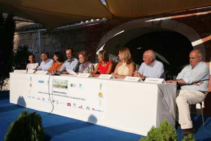 Mesa presidencial. Isabel Espiau, Santiago Tadeo, Isabel Borrego, José Ramón Bauzá, Su Majestad 
la Reina doña Sofía, Teresa Palmer, Águeda Reynés, Francisco Tutzó y Luis Alejandre - javier