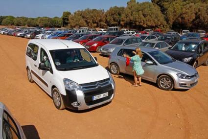 Nuevo parking. El terreno ha sido cedido por la propiedad al Consell hasta el 17 de mayo de 2015 - Gemma Andreu