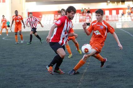 Protagonistas. Joel Marquès anotó el segundo tanto local y Juanito provocó el penalti del gol visitante - Gemma Andreu