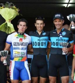 Pódio. Sánchez y Portella, escoltando a Pere Timoner en la entrega de premios en la Pizzeria Bobby - CCI